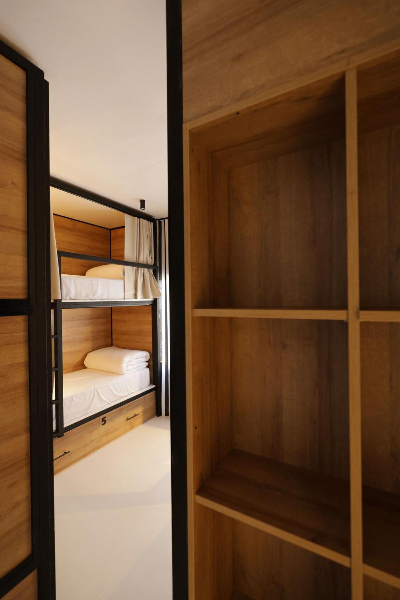 Black And White Hostel ปาลามอส ห้อง รูปภาพ