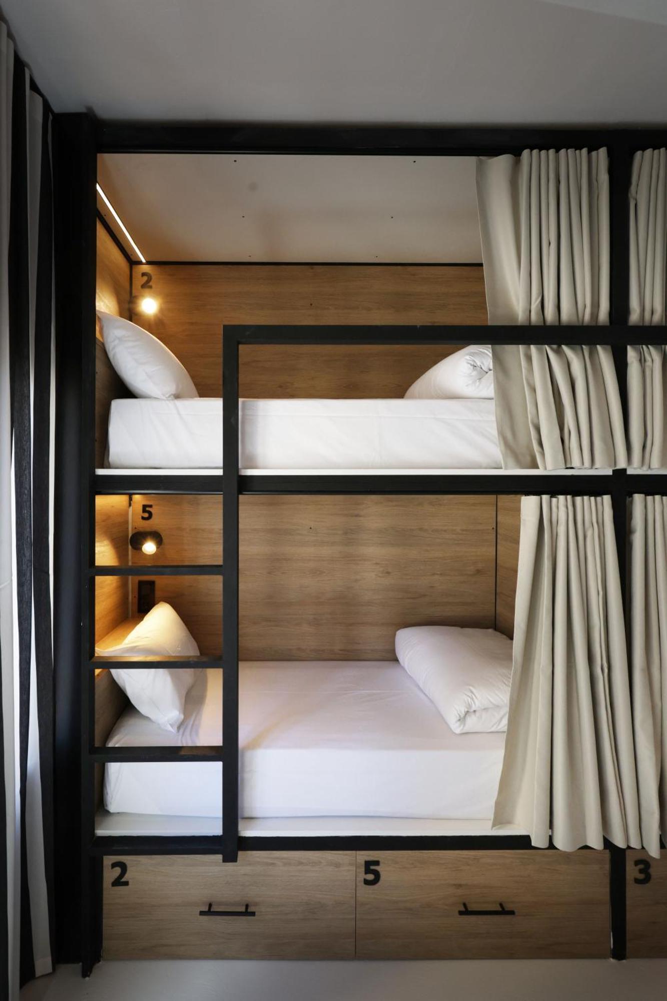 Black And White Hostel ปาลามอส ภายนอก รูปภาพ