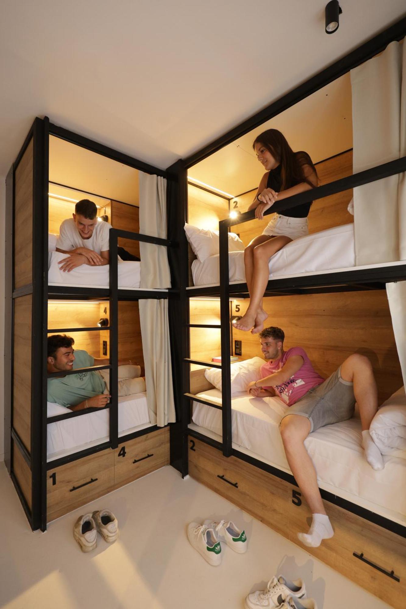 Black And White Hostel ปาลามอส ภายนอก รูปภาพ