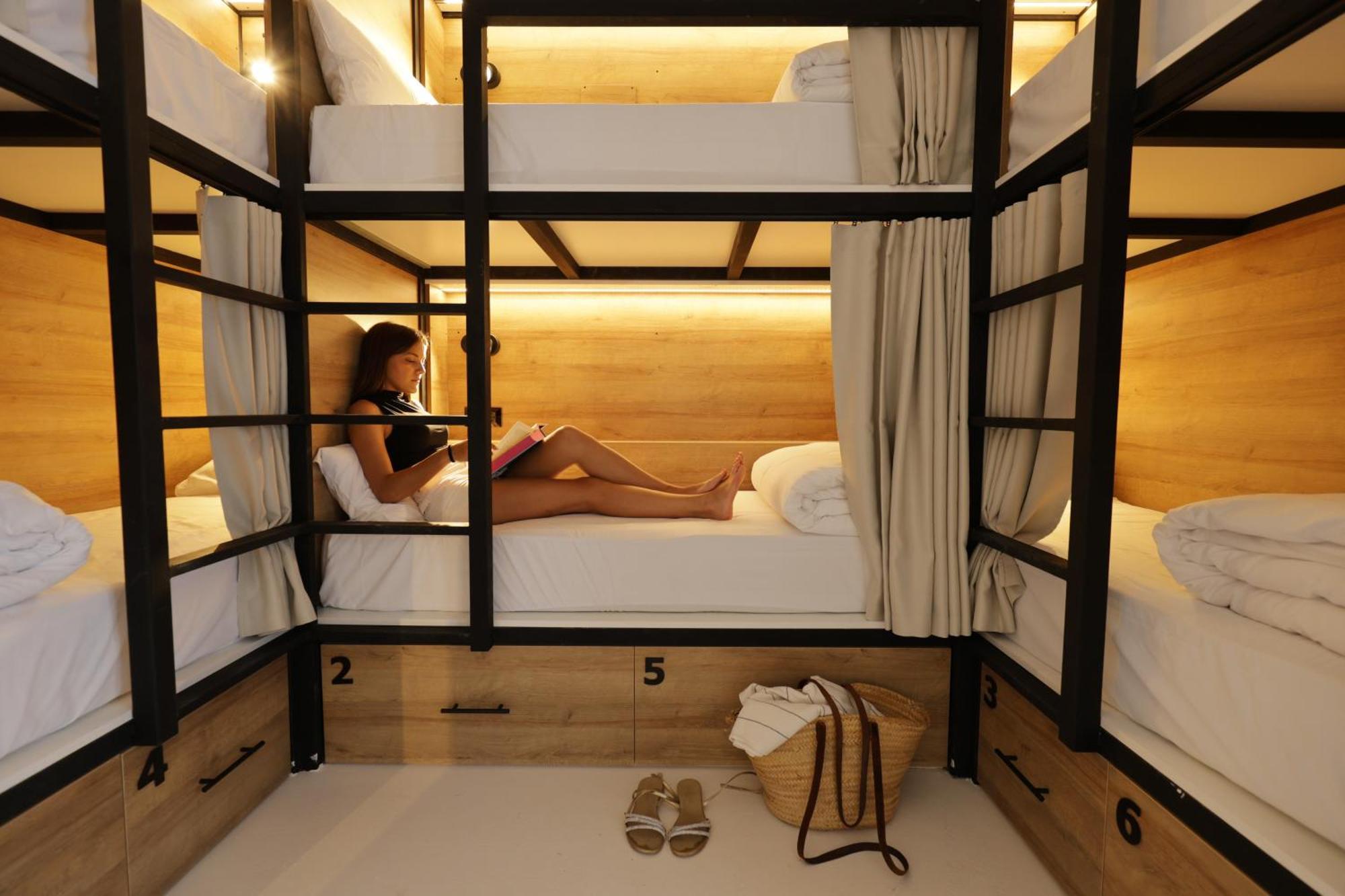 Black And White Hostel ปาลามอส ภายนอก รูปภาพ